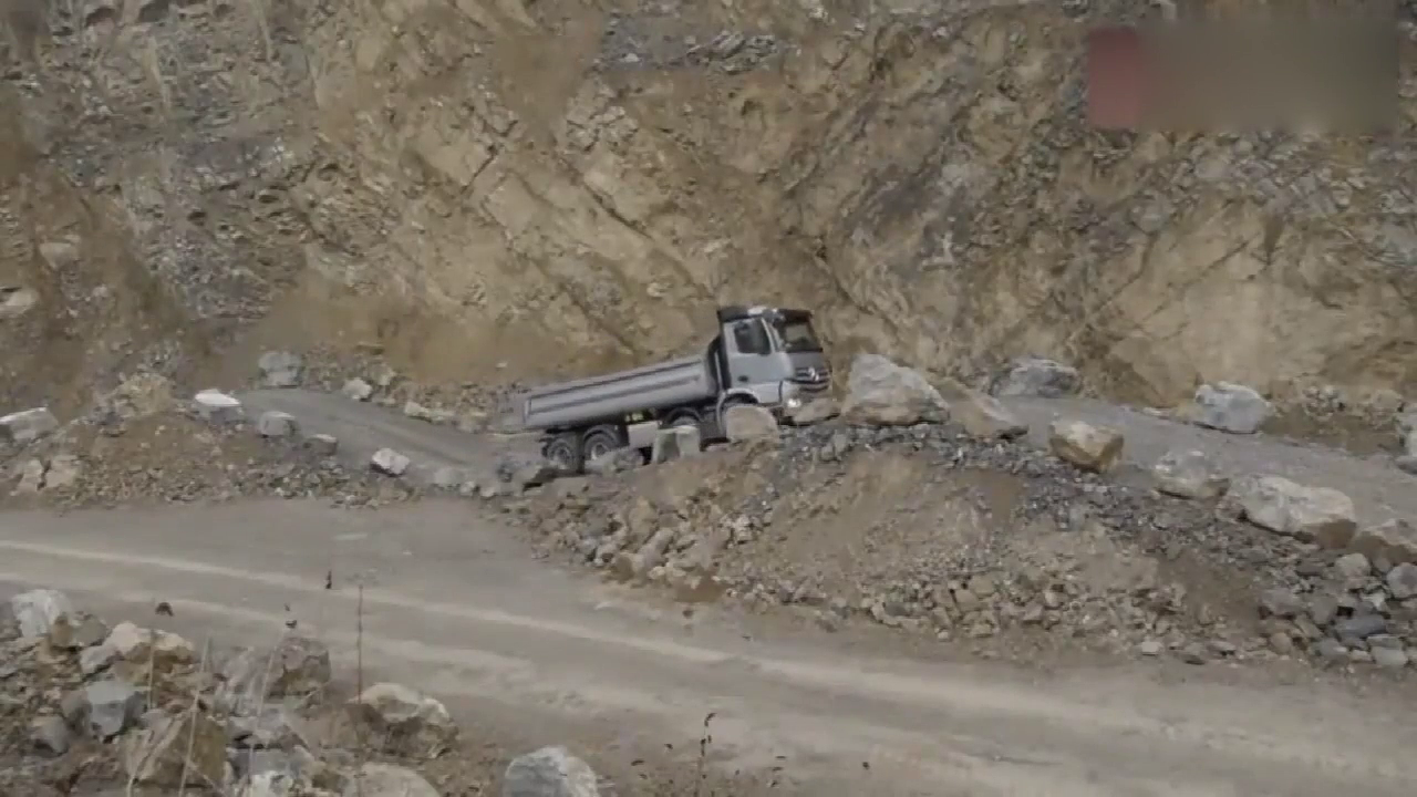 奔驰卡车的脱困能力，老司机被折服