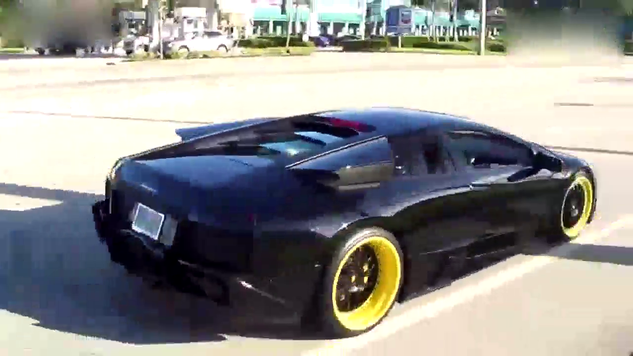 多种颜色的兰博基尼跑车出现,吸引了众多车迷围观