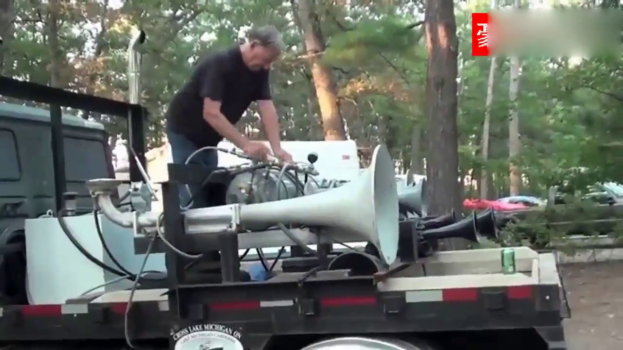 外国大叔在自己的卡车上装上了气动喇叭，听听喇叭声音响不响