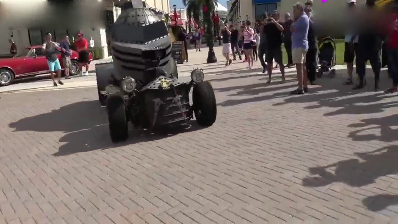 电影道具现身跑车聚会，布加迪瞬间焉菜了