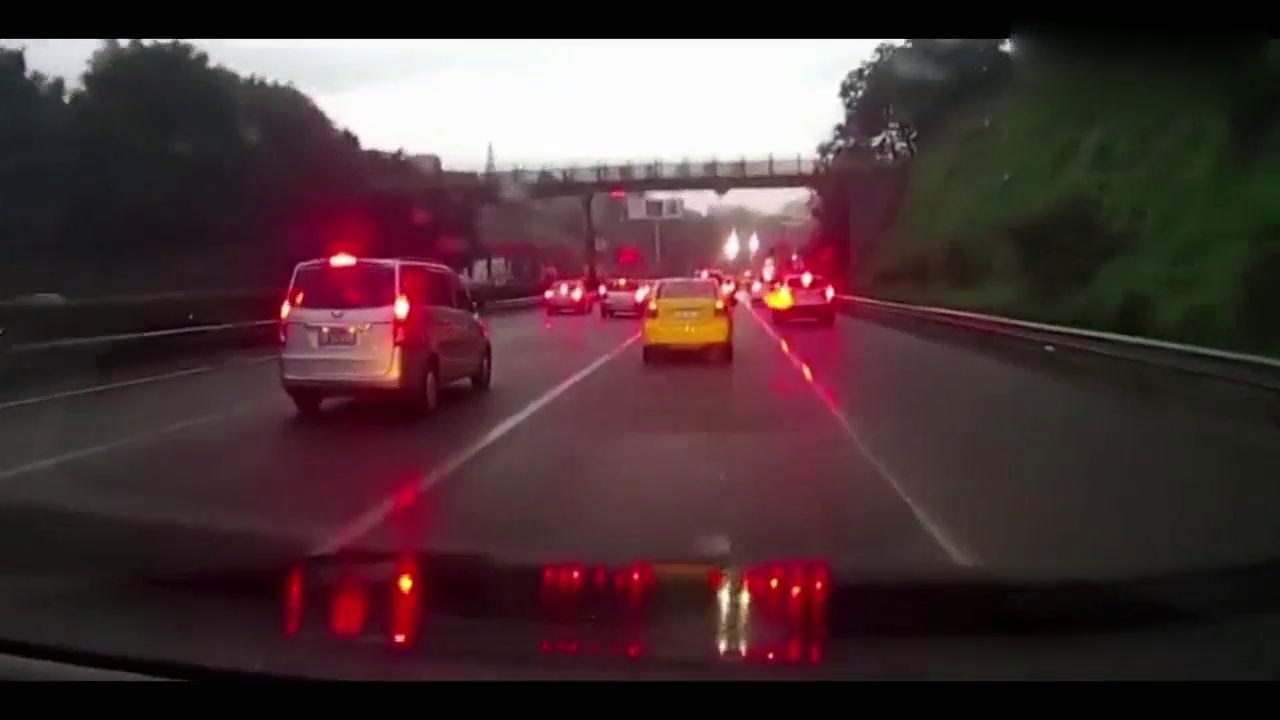 视频车司机分神，眼睁睁撞上前面出租车