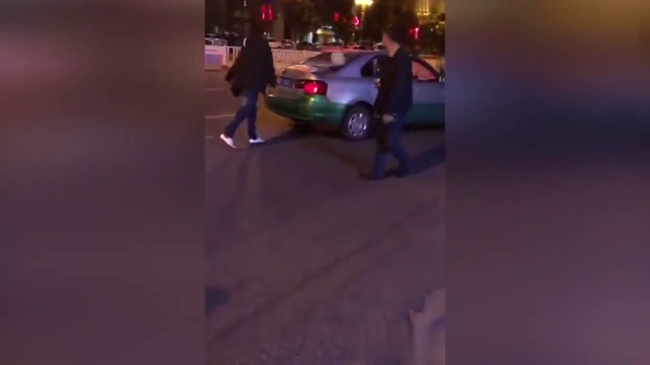 玛莎拉蒂车主怒路症，下车就砸出租车