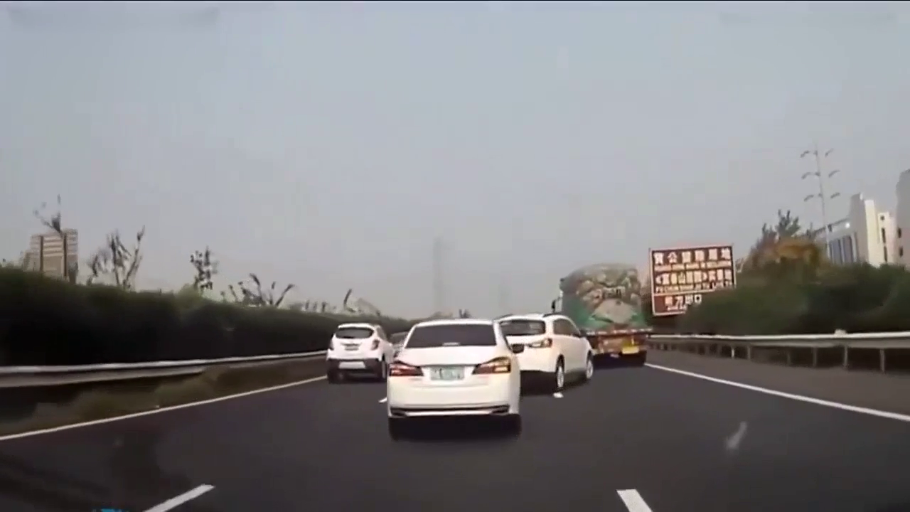小汽车转弯不让直行的卡车，结果自食其果被撞了！