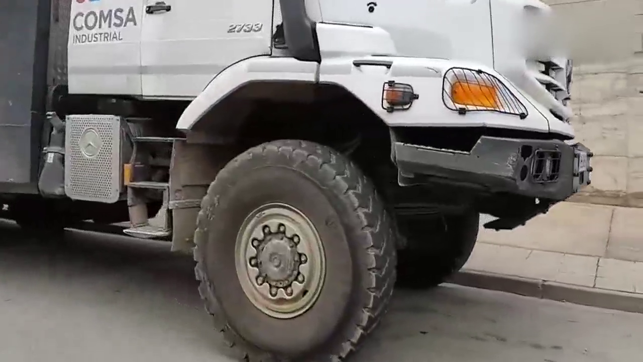 绝对越野利器 街头实拍奔驰六轮卡车