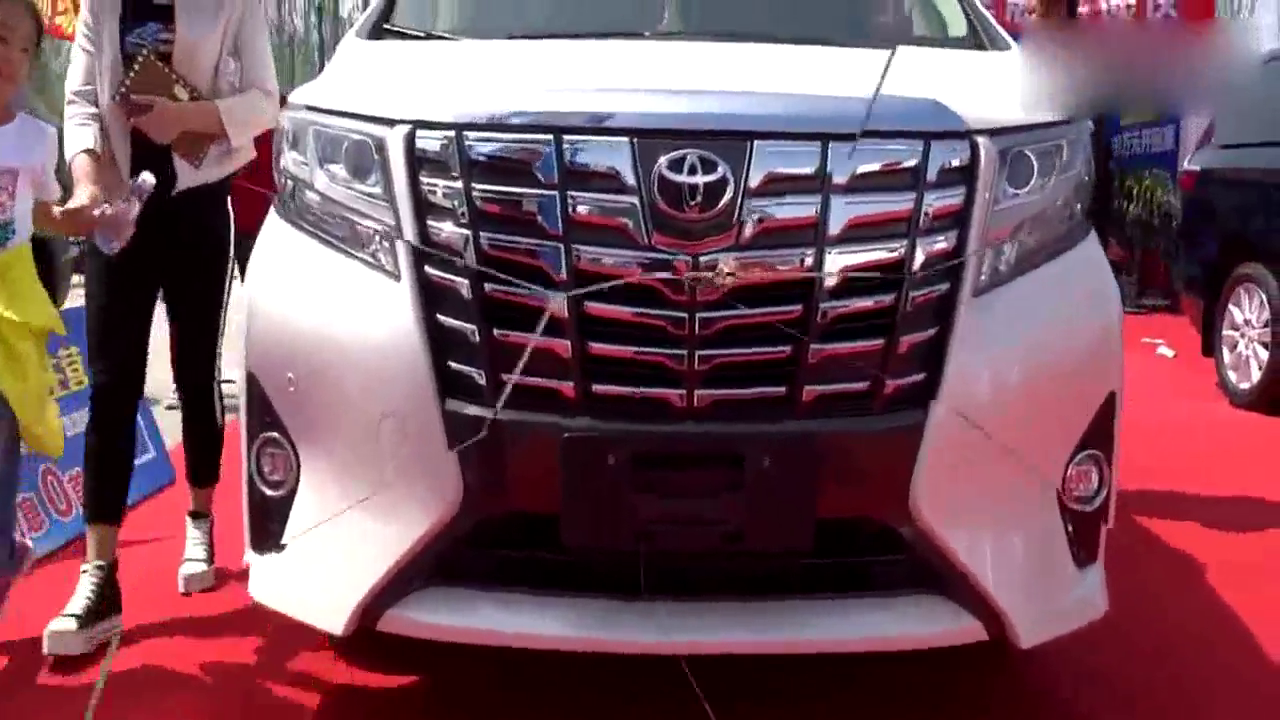 红山车展：豪门经典齐聚，丰田埃尔法体验外观实拍！