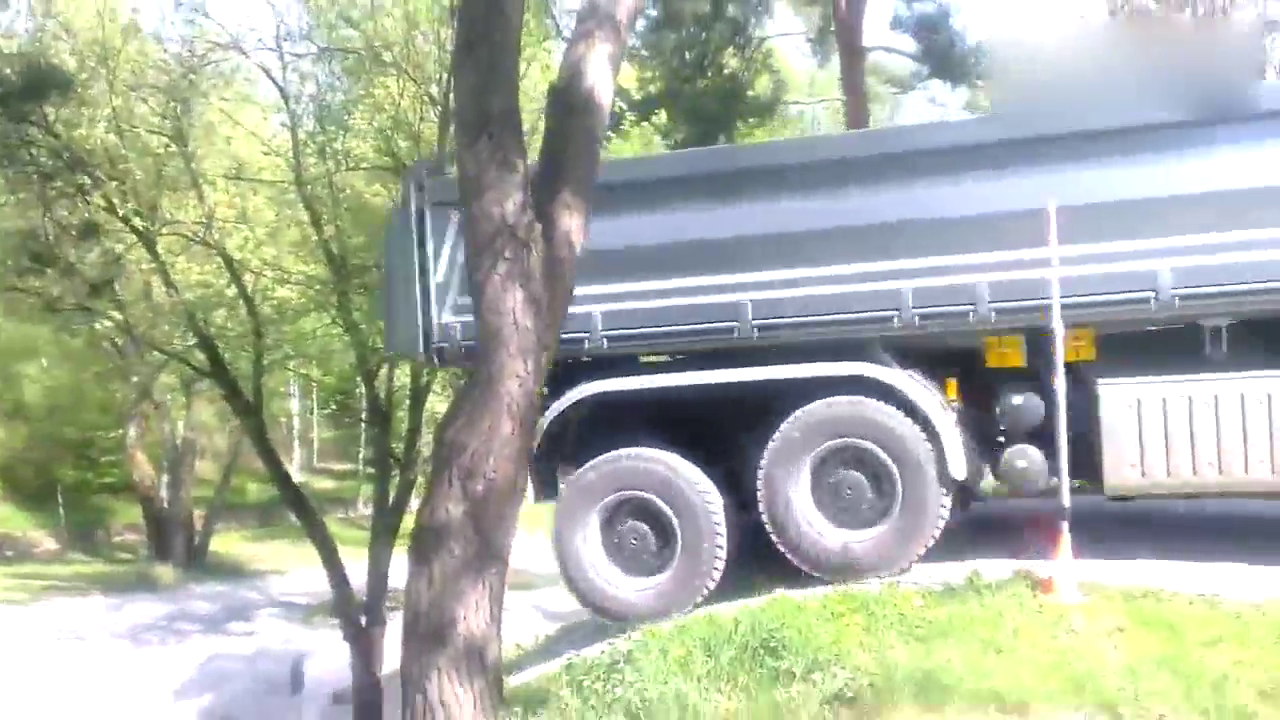 一个倒车，才明白奔驰卡车有多厉害