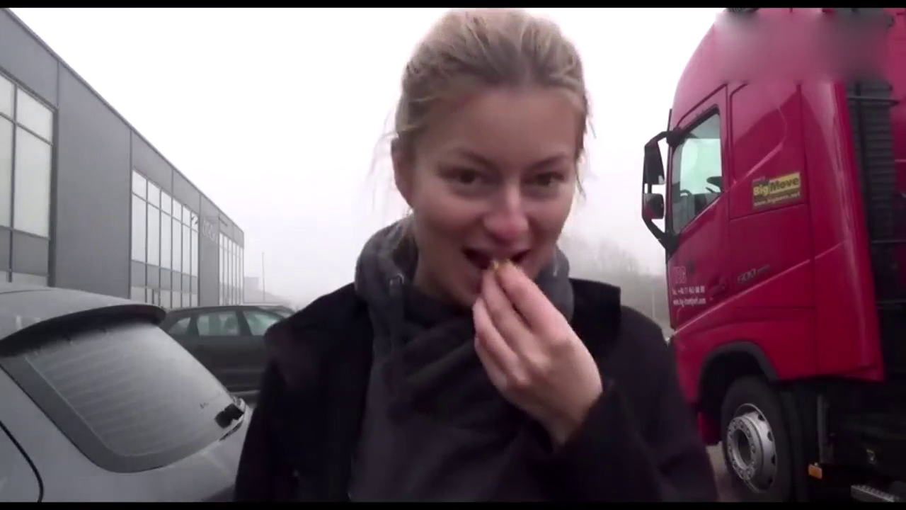 美女司机教你如何把大卡车开到拖车上面，美女开大车的技术真不错