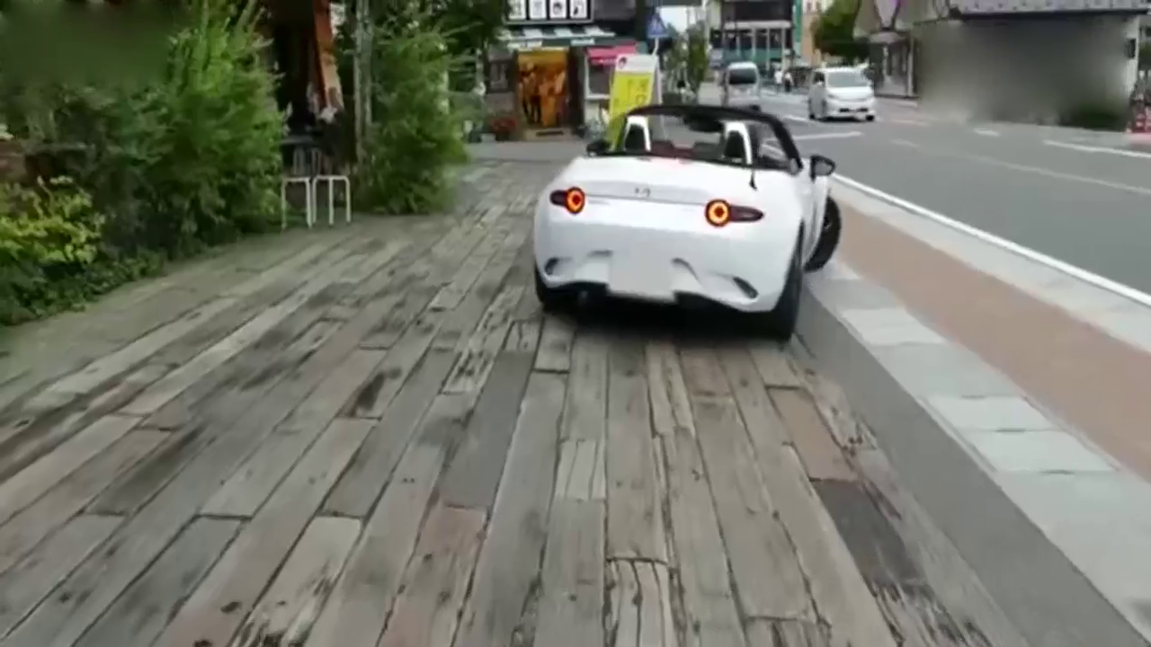 为啥女司机都爱小跑车？到了停车场就知道了！