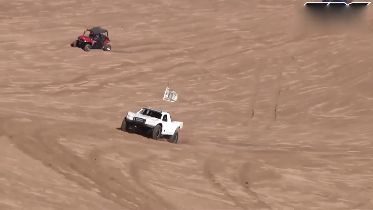 改装车“翘着脚”爬坡 15岁少年是司机