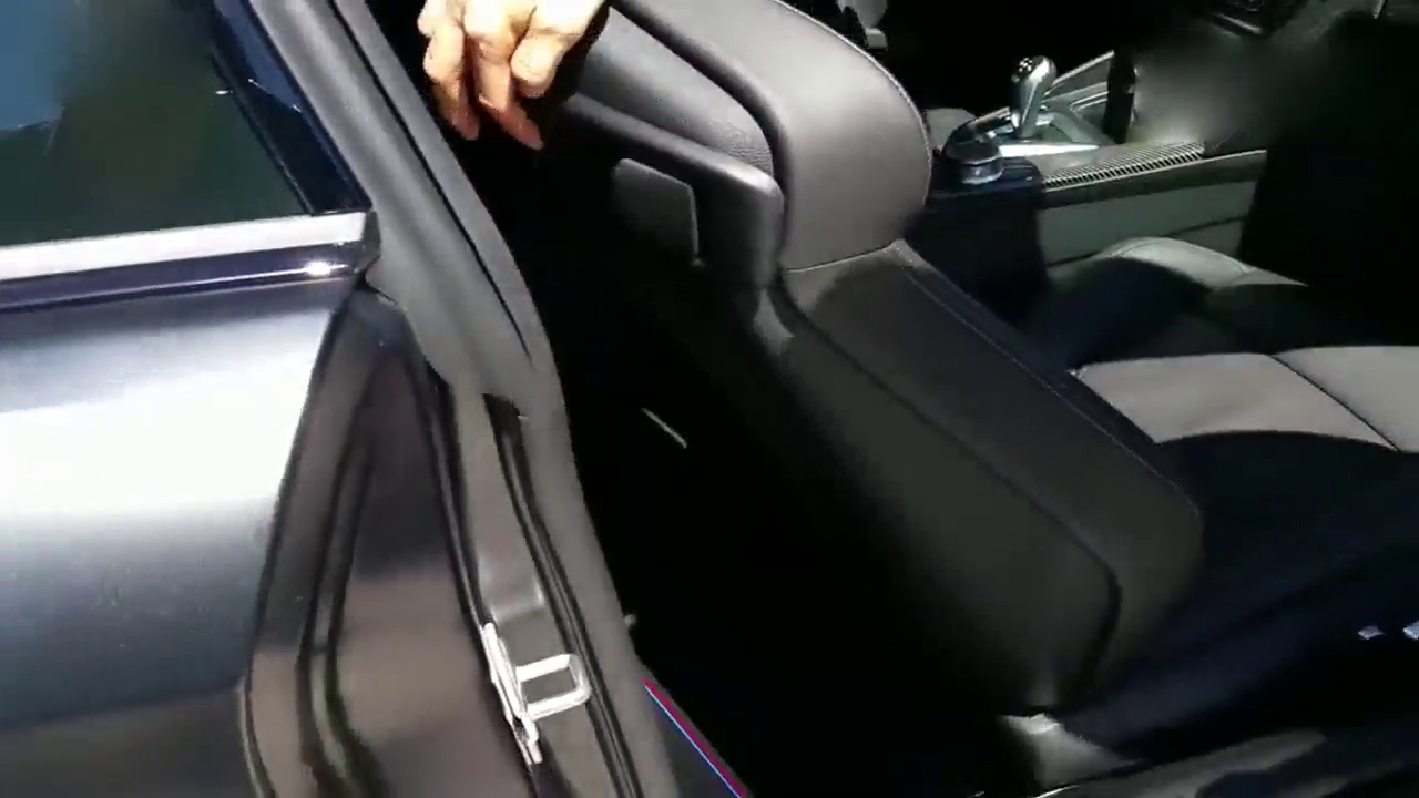 了解一下，100万的宝马跑车，是咋坐到后排的？让美女来告诉你