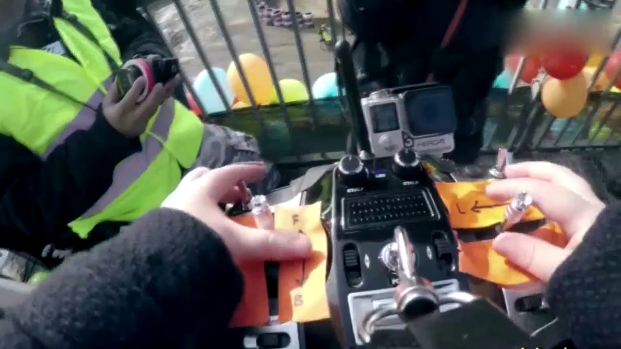 太会玩！小萝莉遥控真卡车闯关，翻车后表情亮了