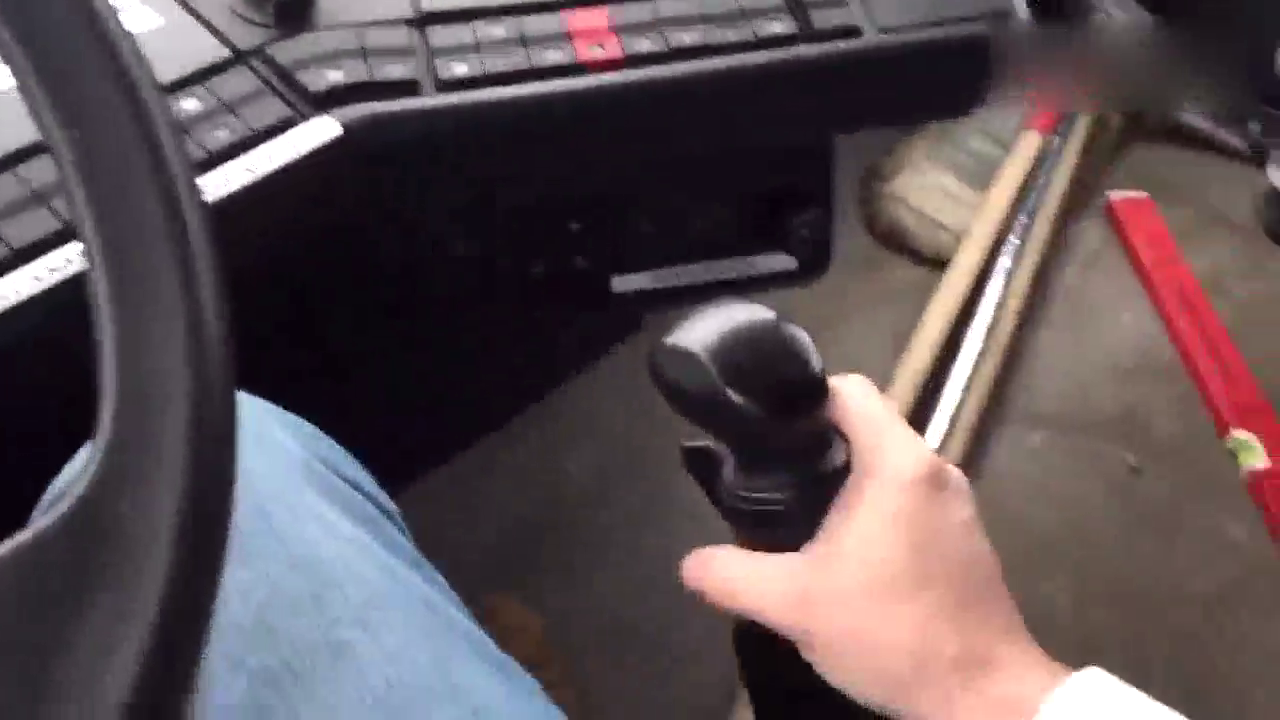 司机驾驶16挡大卡车，实拍换挡过程