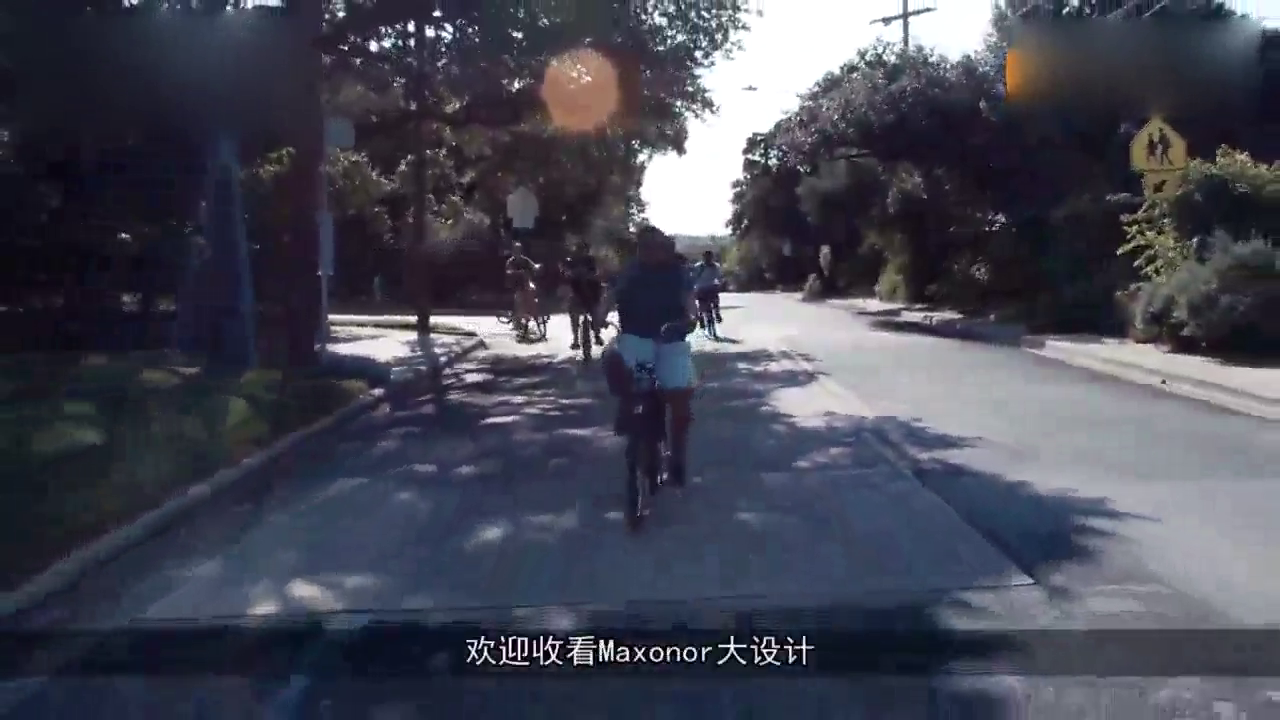 自行车，怎么变成敞篷跑车了，还可升起车棚挡雨