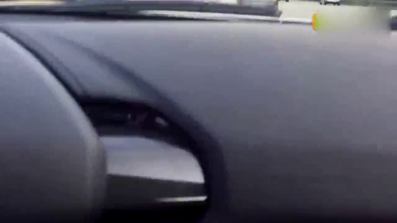 名贵跑车不限速高速狂飙341KM H 前方车辆自动避让