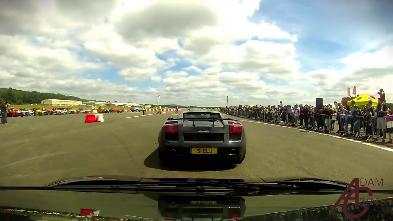 蓝天白云下的试驾，感受兰博基尼跑车的魅力