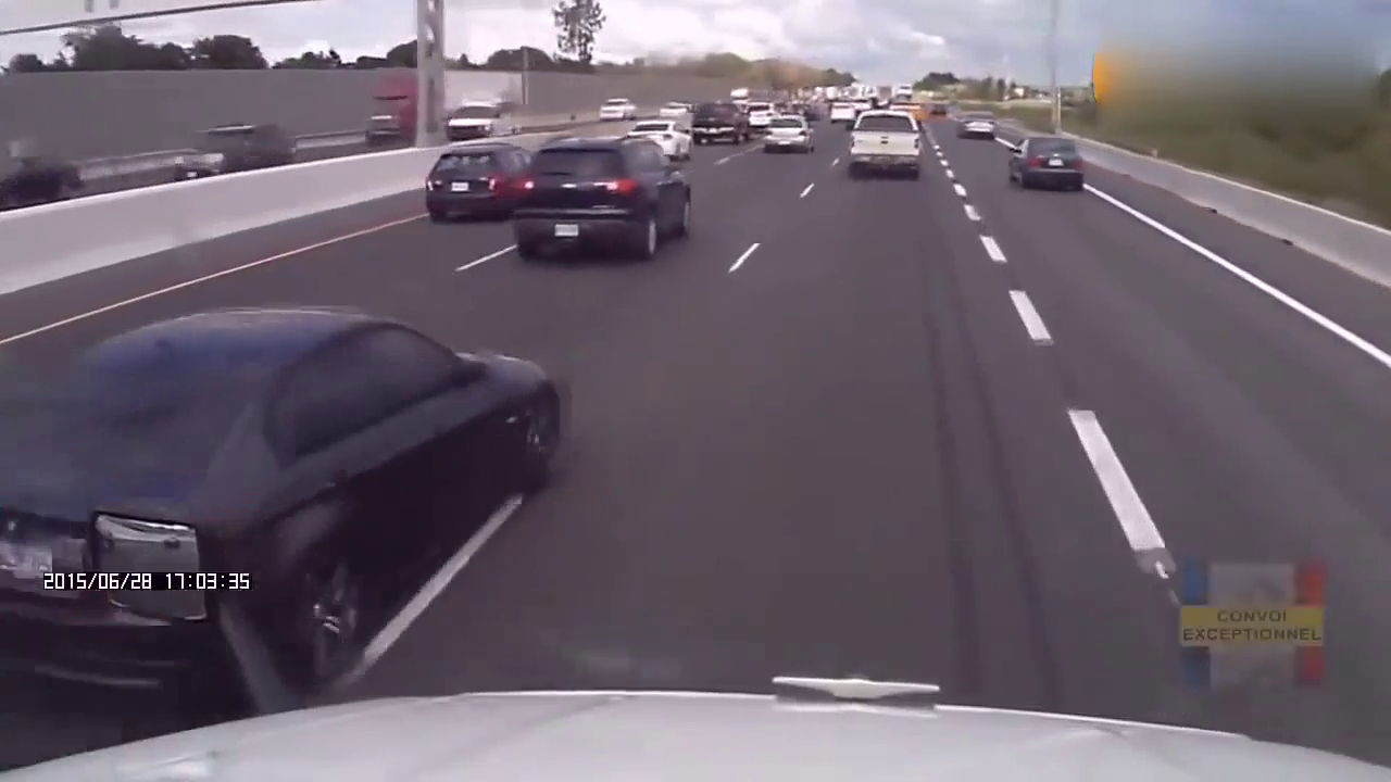 宝马男高速上恶意别大货车，后果是被三辆卡车同时包围