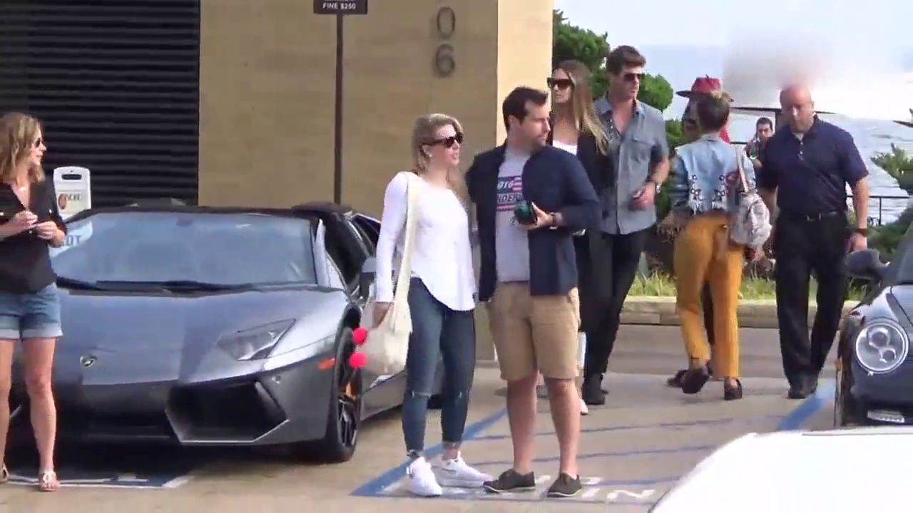 美女明星坐上保时捷跑车的时候，我忍不住多看了几眼