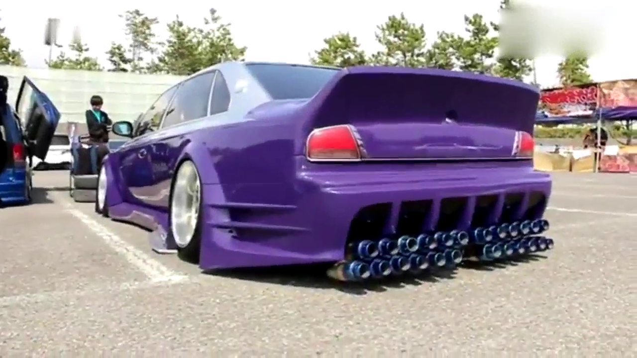 数一数这辆改装车有多少个排气管