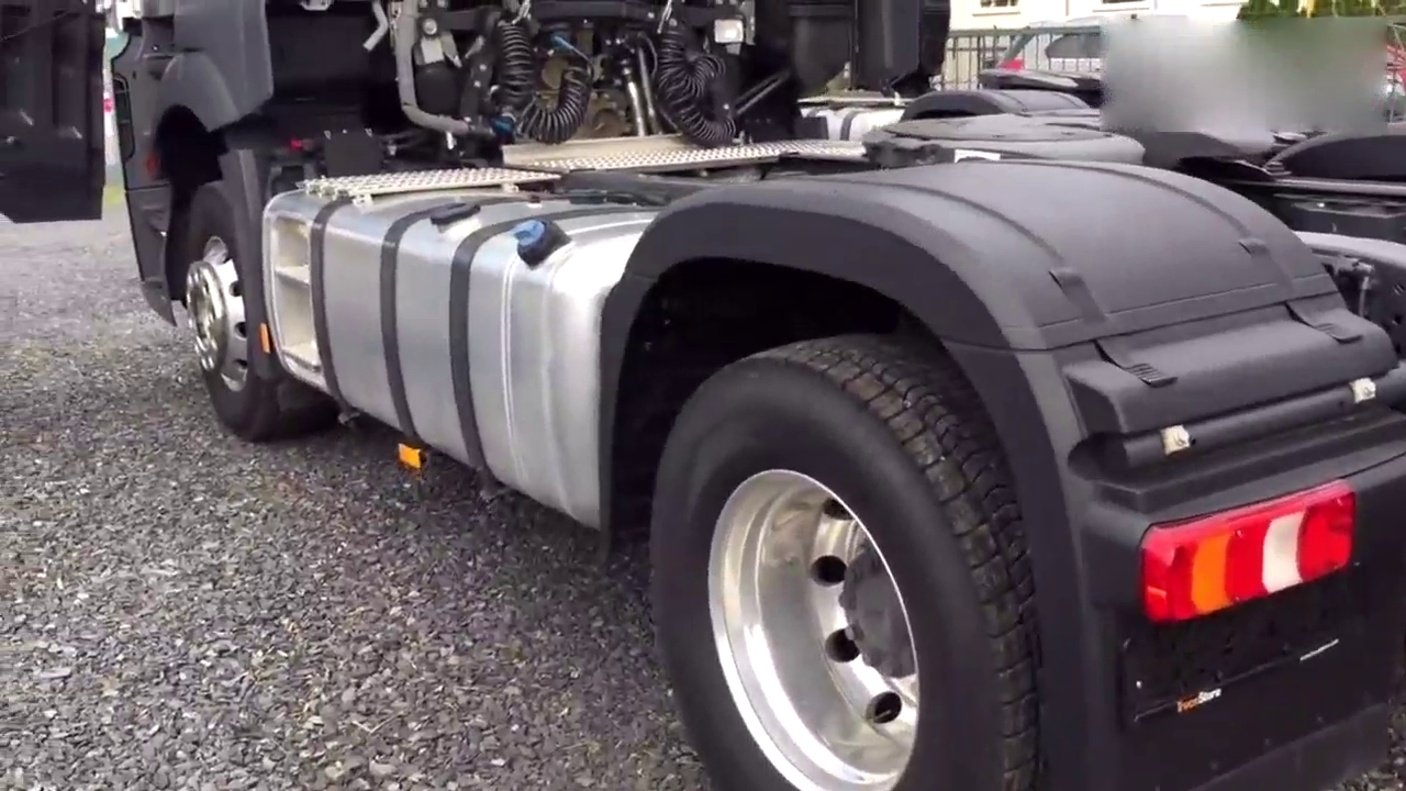 新买的奔驰卡车，试试空气悬挂系统怎么样？