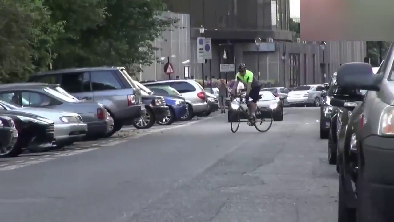 最霸气的“会车”，跑车车主立马不敢嚣张了