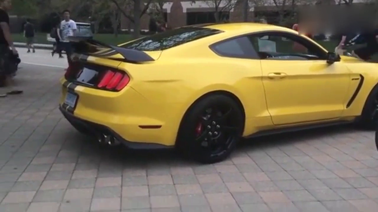 有跑车了不起咯！不要制造尾气污染环境，像前两个多乖巧