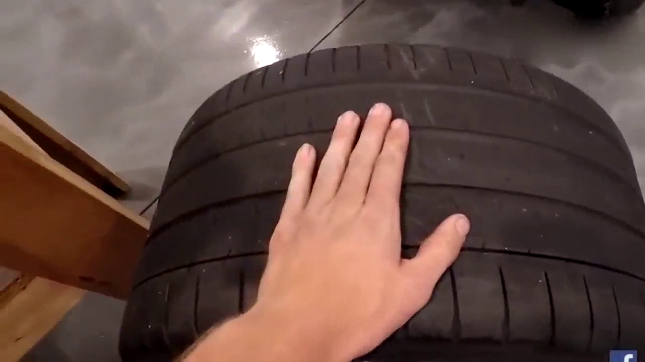 用烧红的小刀刺下去的一瞬间 才知道跑车的轮胎有啥不一样