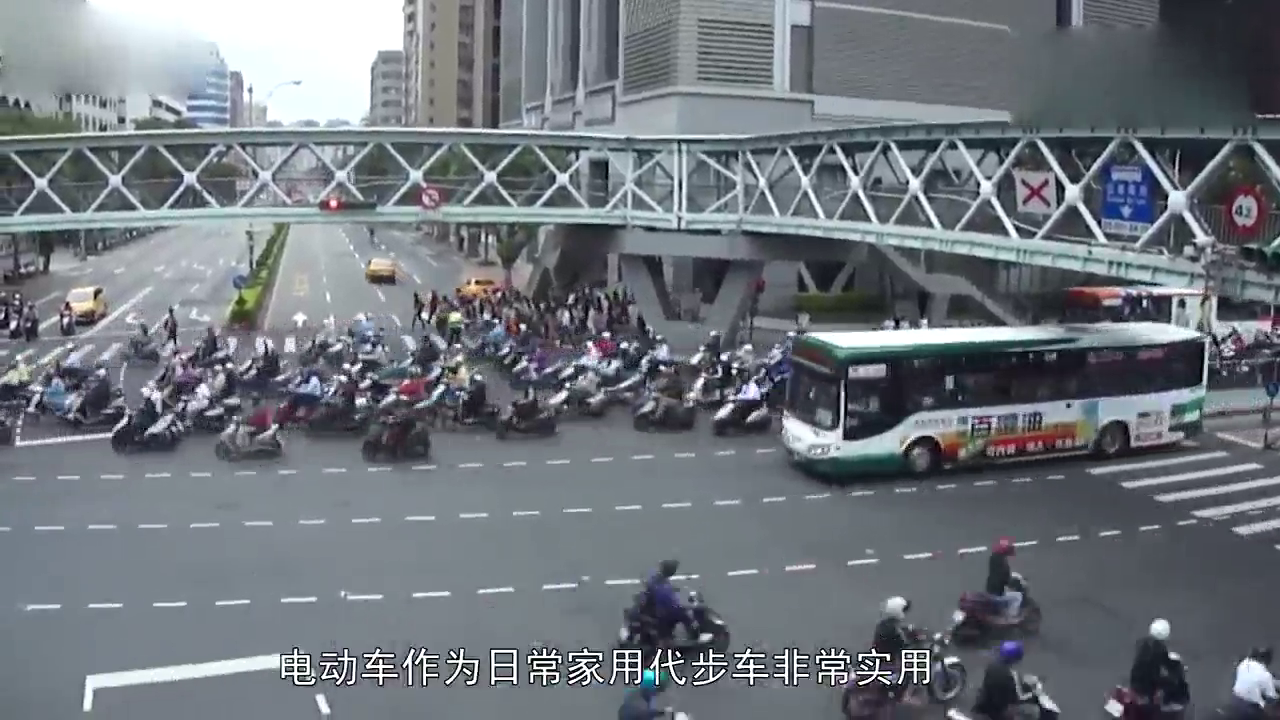 电动车抢占机动车道，不让道反骂人，宝马司机下车暴揍一顿！