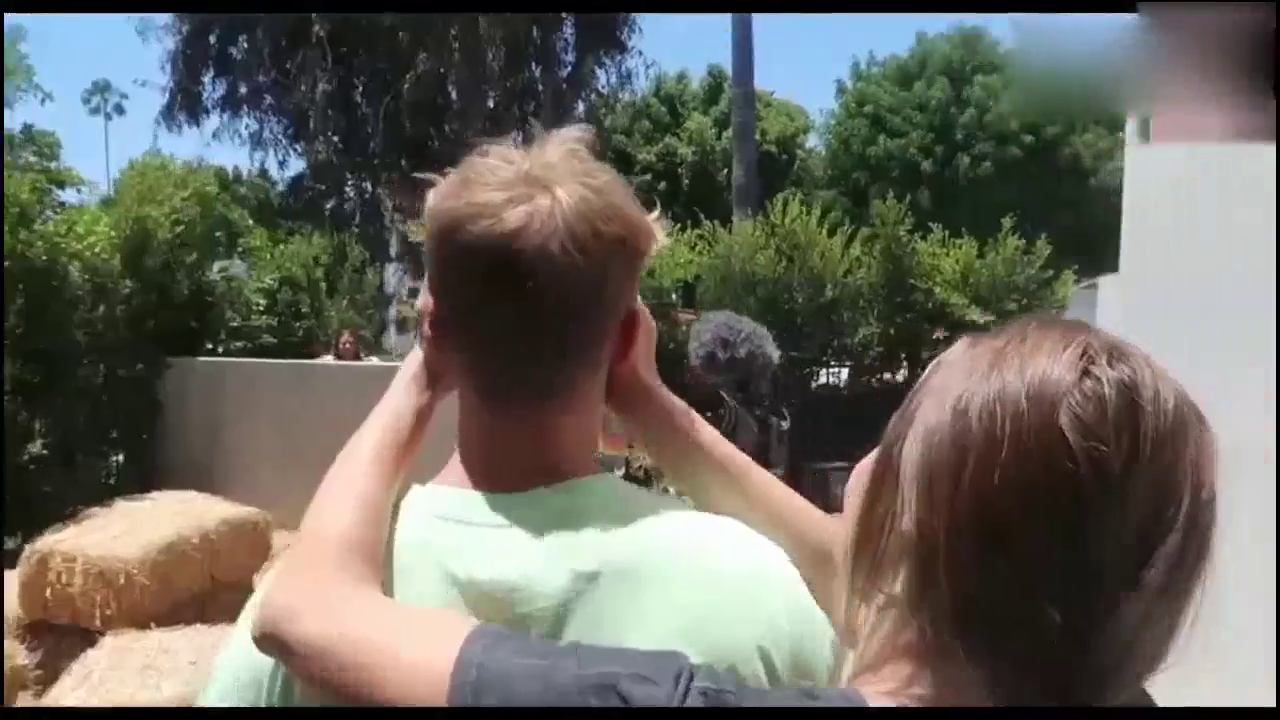 男友过生日，女友直接送一辆800万跑车，这才是真爱！