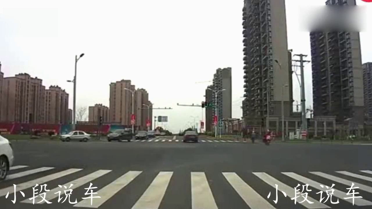 电动车上路真是天不怕地不怕，接下来的一幕看着都过瘾