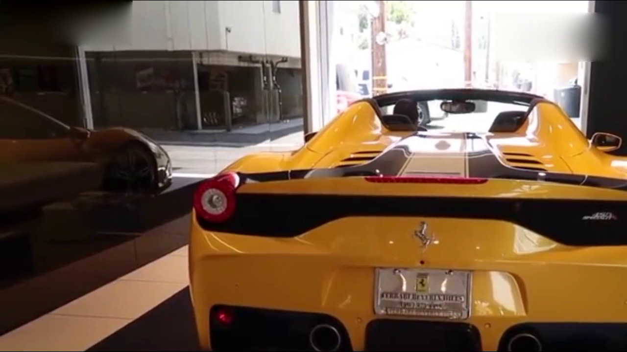 开豪车玩汽车漂移，真服气土豪的勇气，这可是跑车啊！