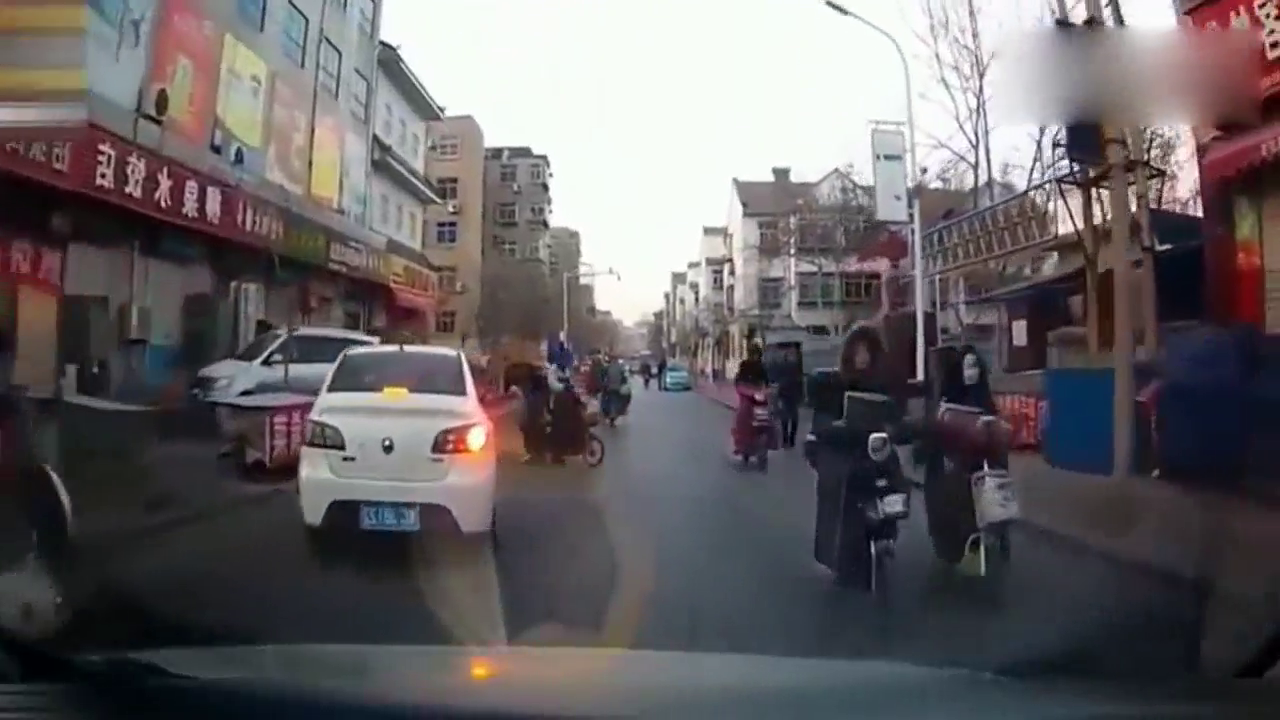 小轿车刚启动，孩子就从电动车上掉下来，接下来一幕让人崩溃