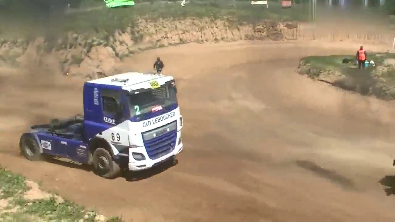 长见识，这种卡车也能来比赛，技术好的还会漂移呢