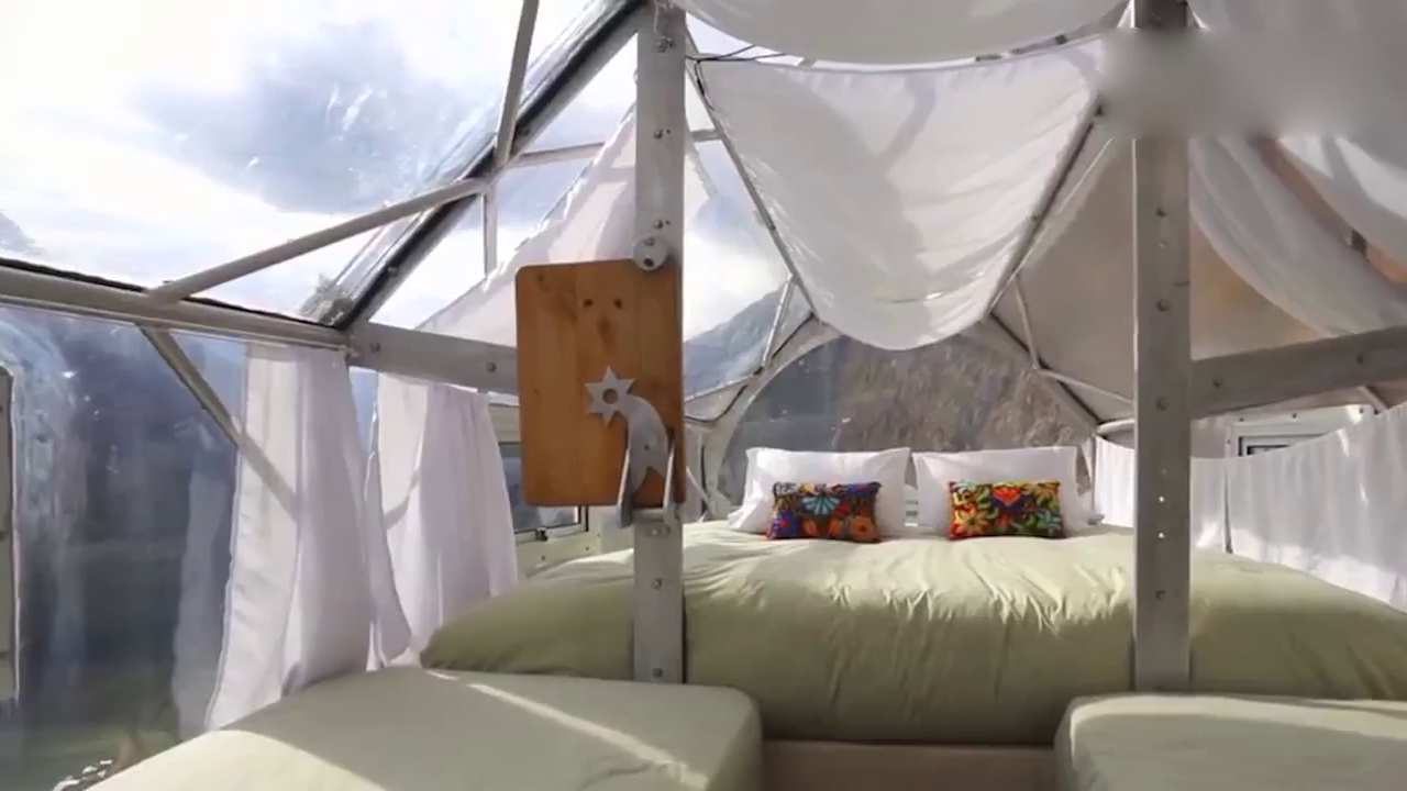 这辆奔驰卡车暗藏玄机，按下按钮就能变身2层楼，堪称移动酒店