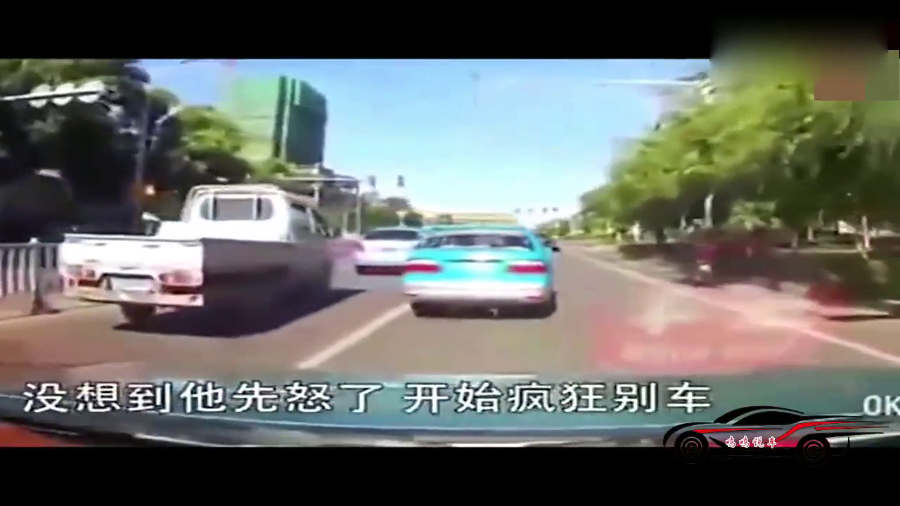 出租车被无牌照三菱一分钟内别了八次，然后就直接去了修理厂！