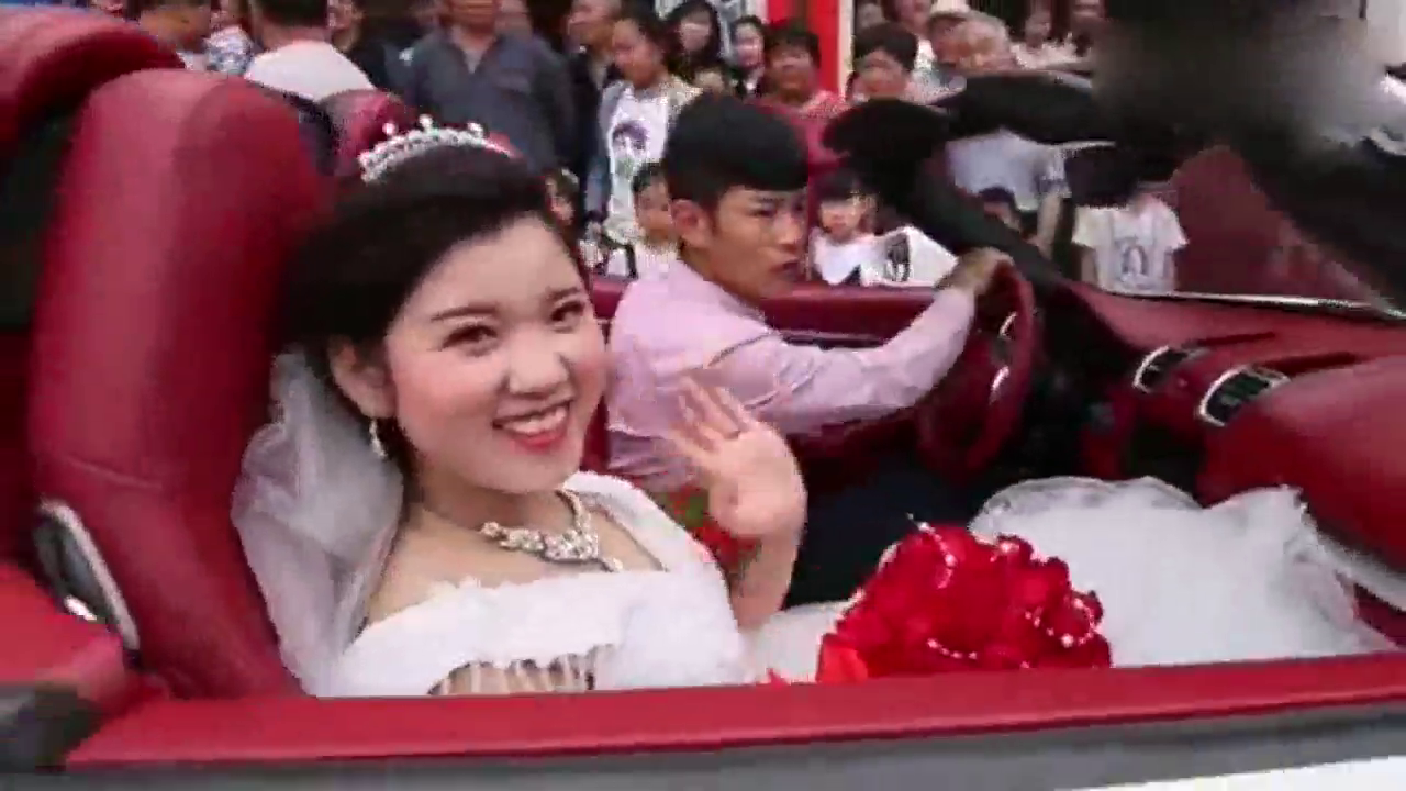 新郎开拉风跑车接新娘，全村子人都出来看热闹