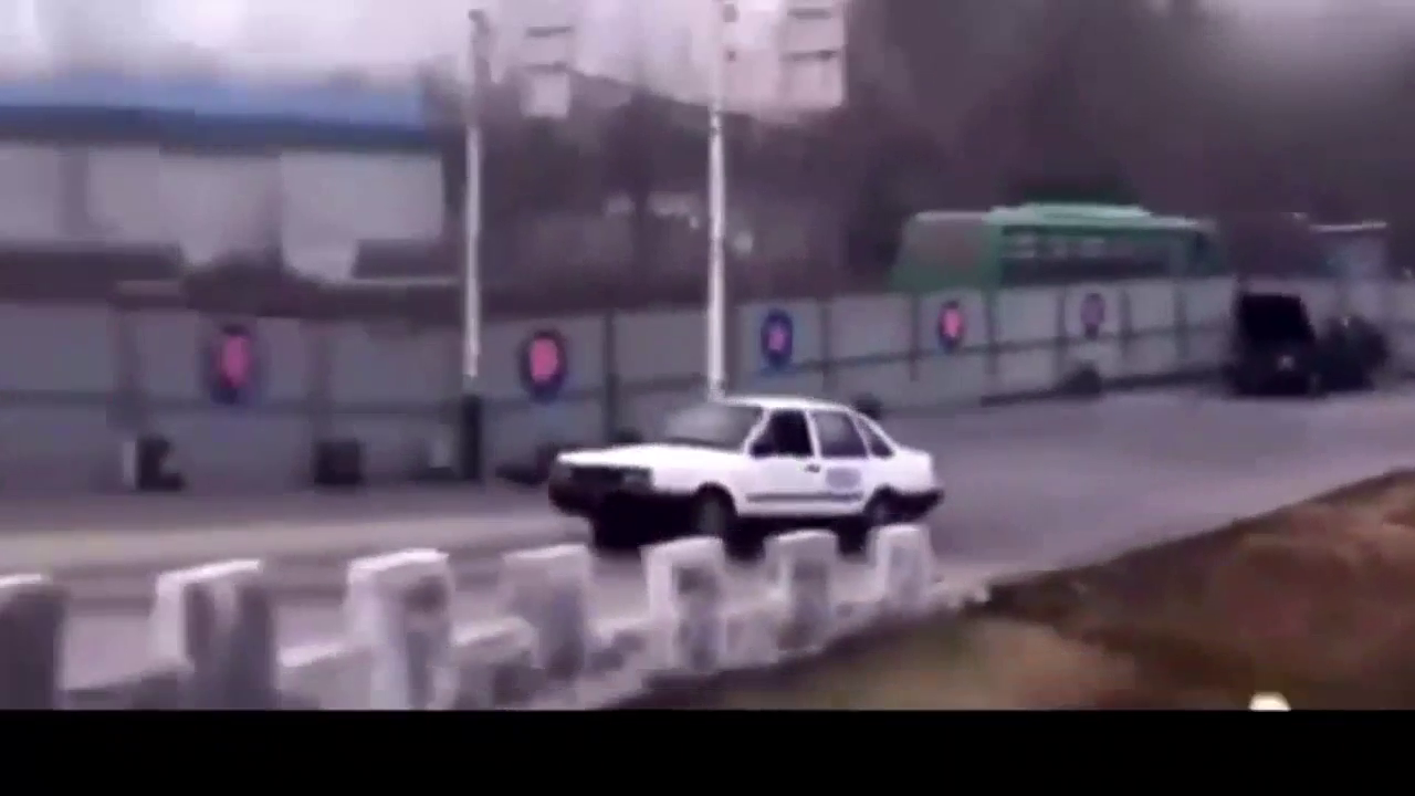 牛人考驾照，考试车当跑车甩尾过弯，吓坏考官！