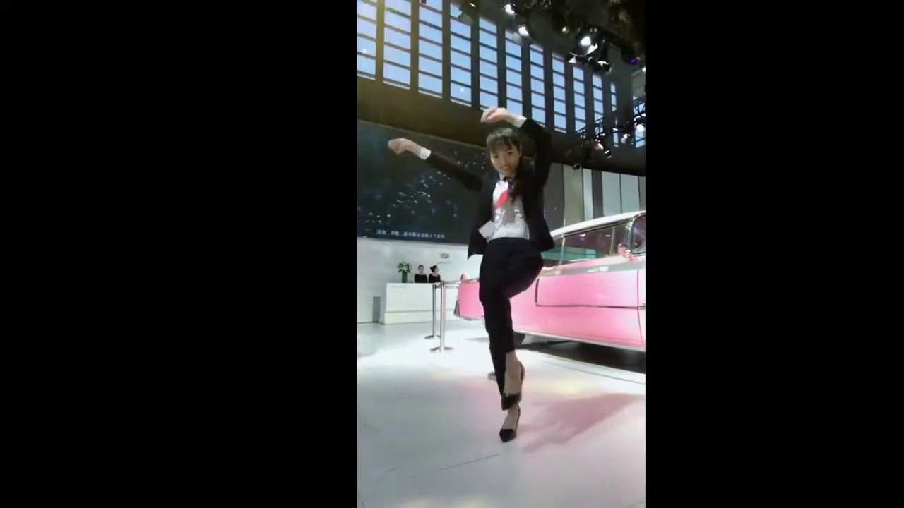 美女在车展上尬舞“c哩c哩”，豪车被忽视！