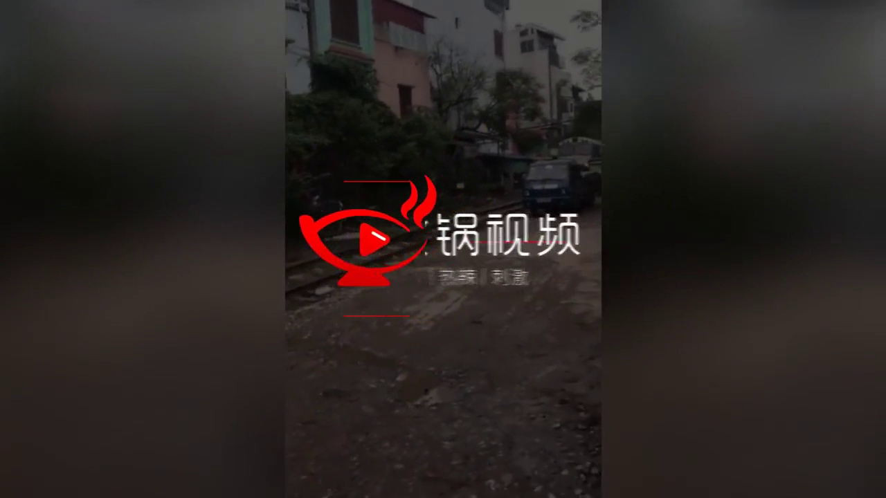 卡车停放火车轨道旁 车主眼睁睁看其被摧毁