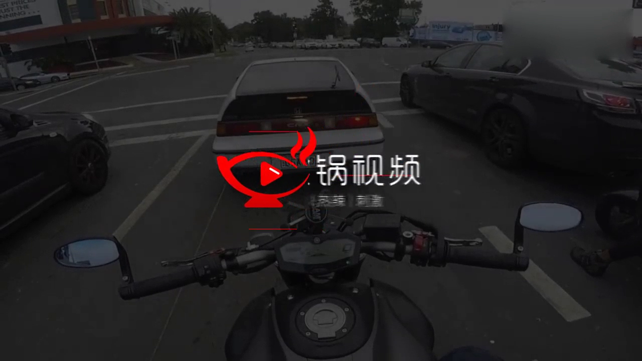 卡车十字路口撞上摩托车 场面惊险幸无人受伤