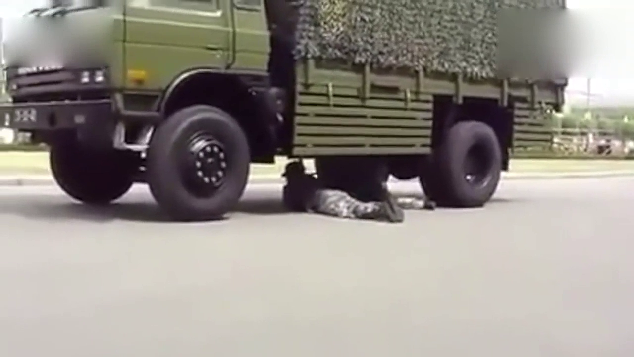 卡车原地360度任意调头，涨姿势了！