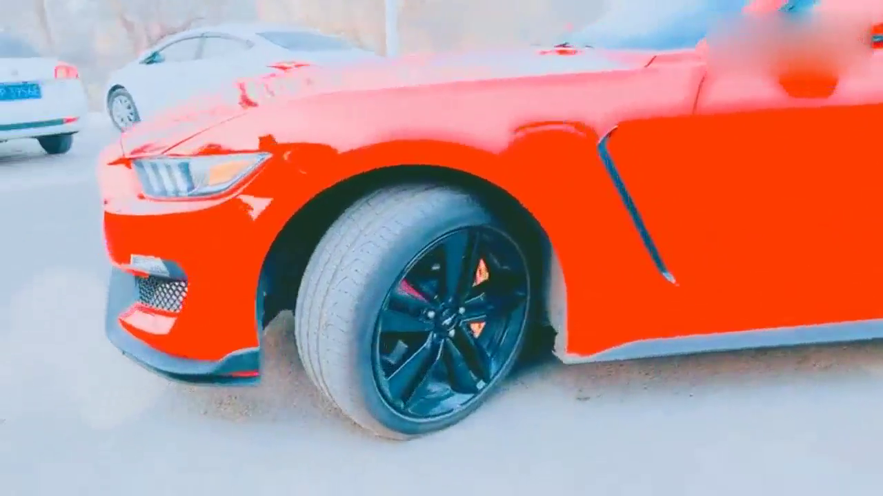 很鲜艳的野马跑车