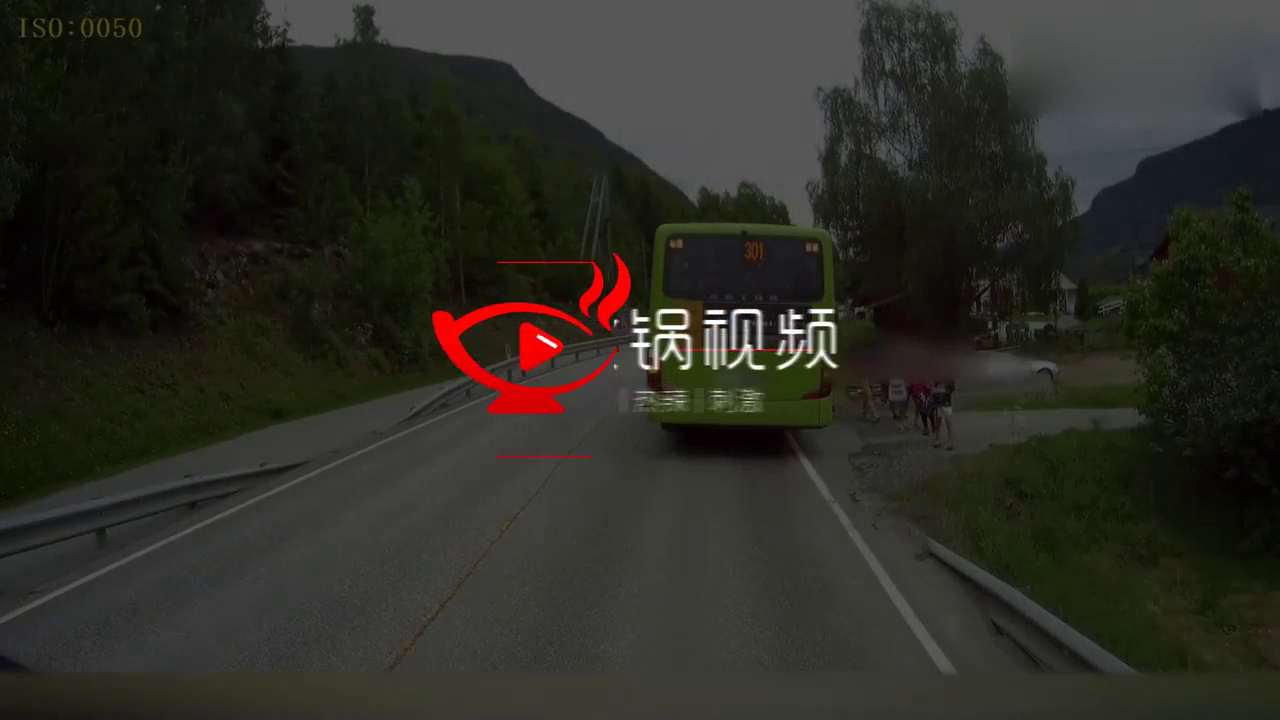 后怕不已！实拍小孩横穿马路 与卡车擦身而过