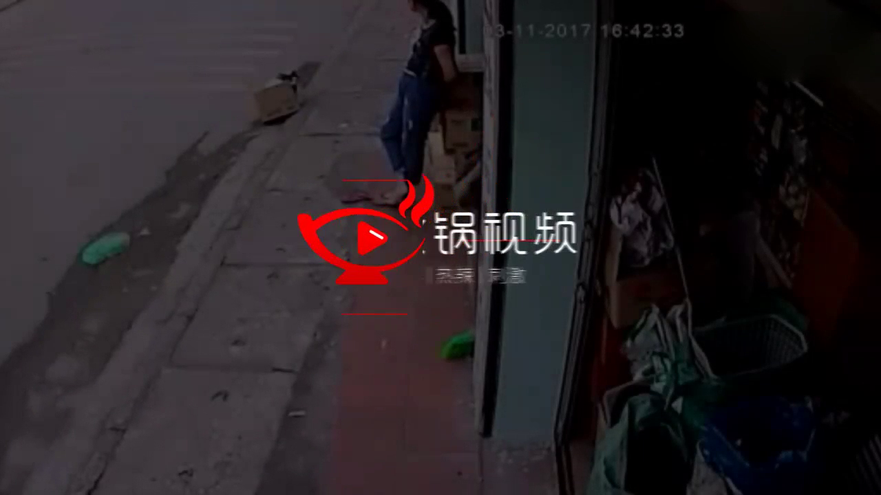 小学生骑单车摔倒 卡车轮胎贴着他的头擦身而过