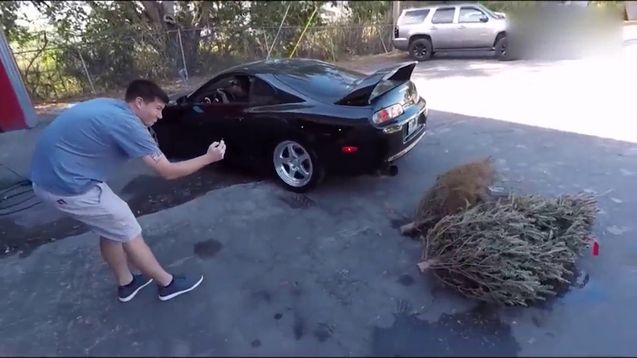 车主在跑车排气管放一堆烂树枝，一脚油门踩下去，车主懵了！