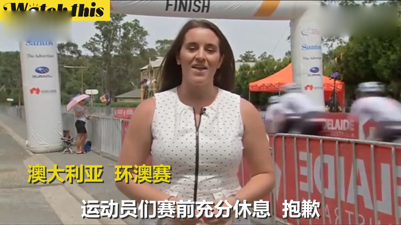 记者进行环澳赛报道时 充气拱门突然被霸气卡车架走