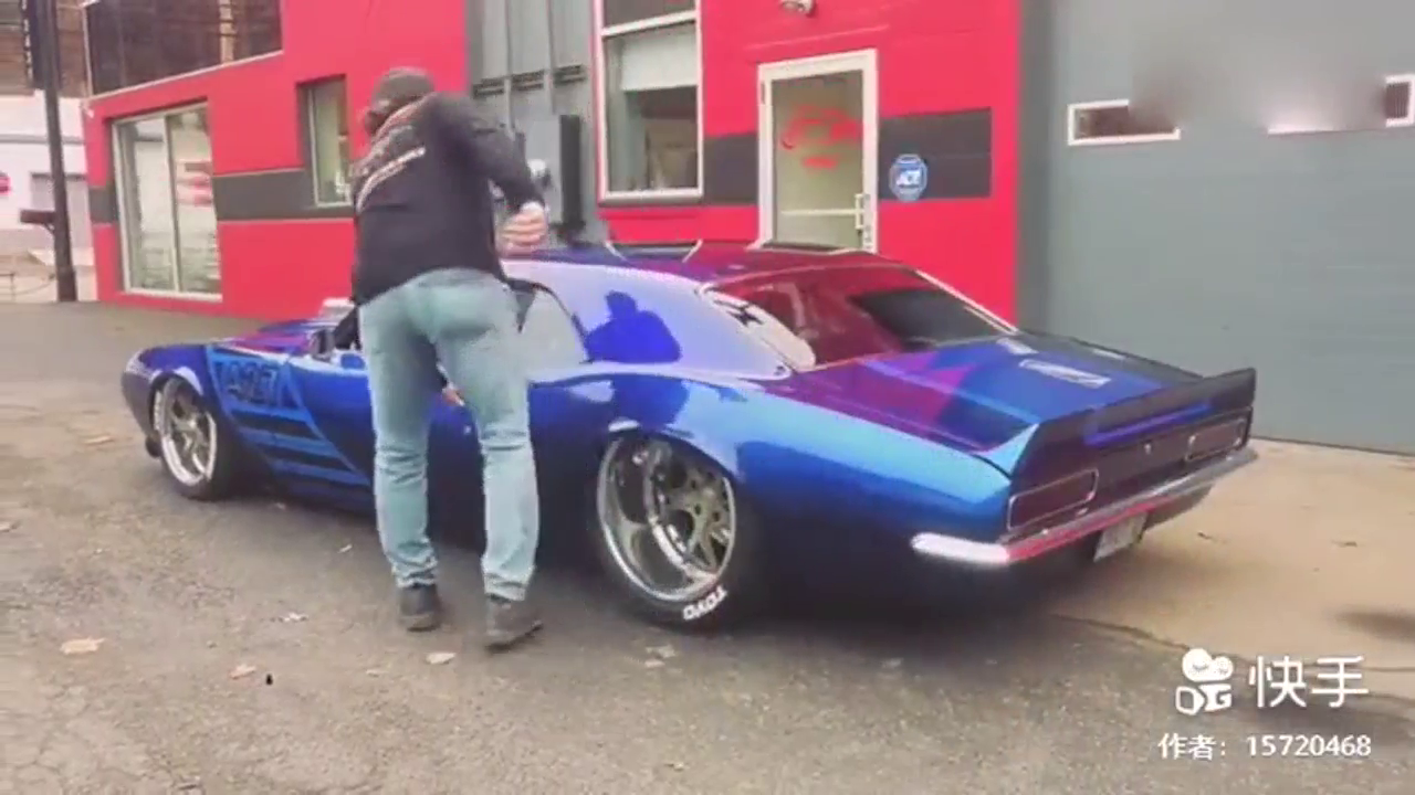 躺着驾驶的跑车，身高这么高，可不适合驾驶这样的车