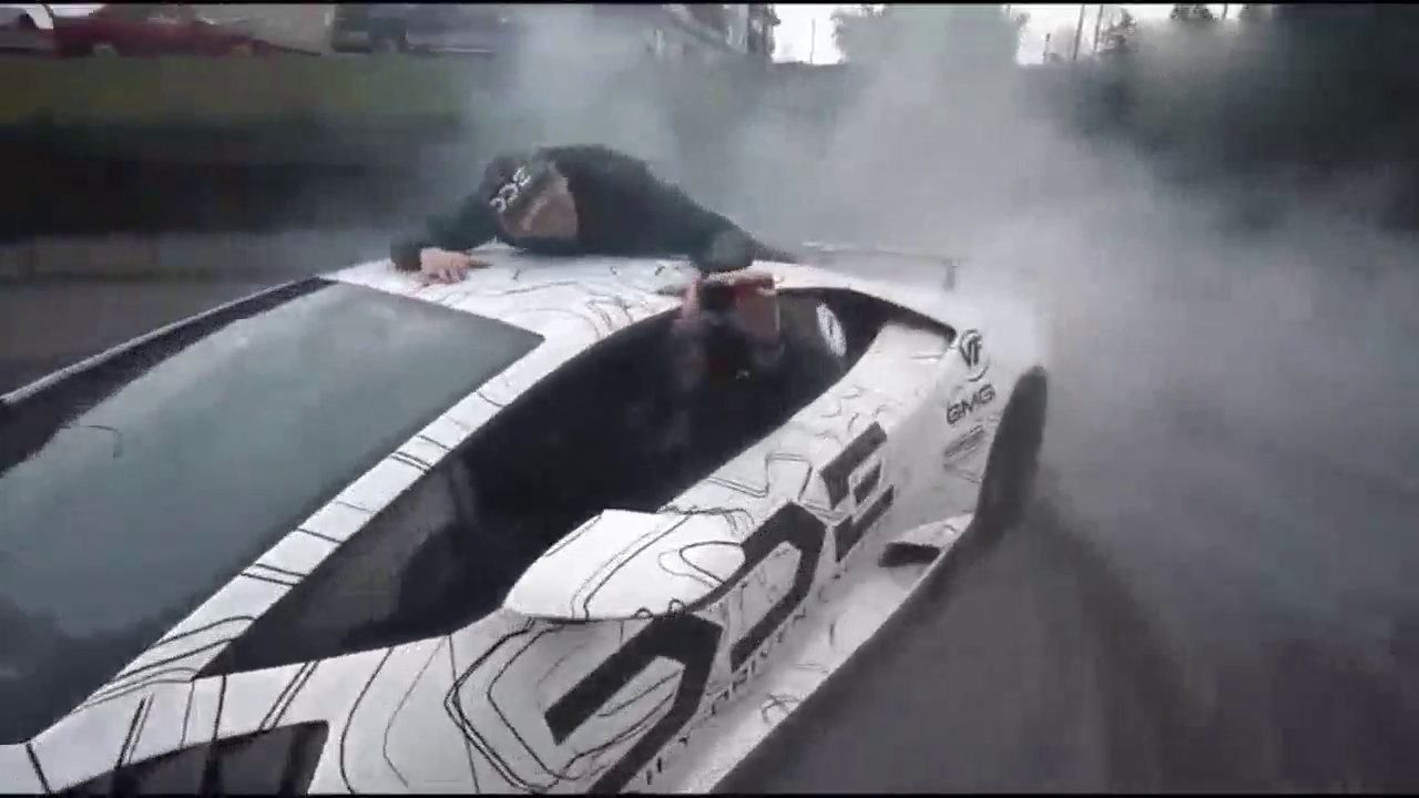 车主站在跑车挡风玻璃上玩耍，一脚油门下去车主懵了！