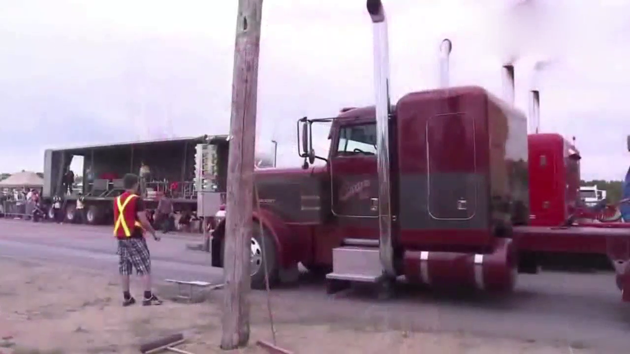 卡车也玩起了直线加速，我好担心它失控！