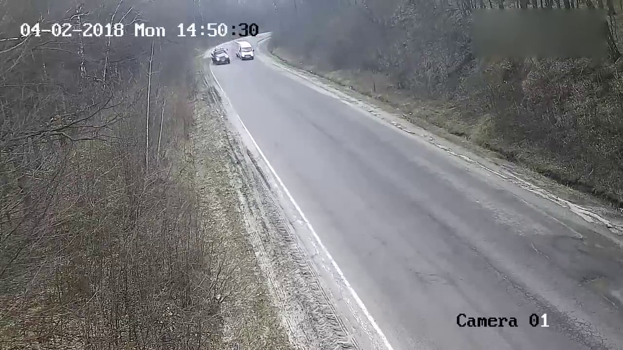 卡车失控翻车在地上滑行 牛奶撒一地车身还着火