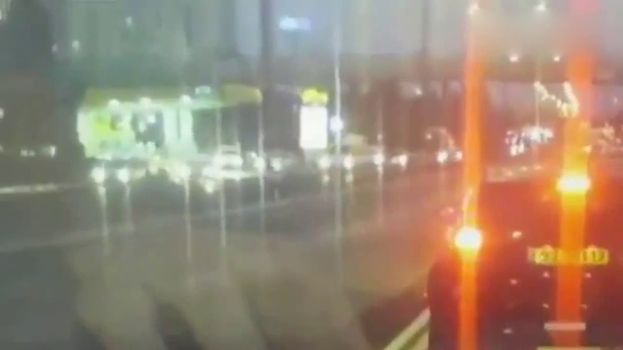 实拍卡车因超高将桥体撞断 车头遭桥压扁现场曝光